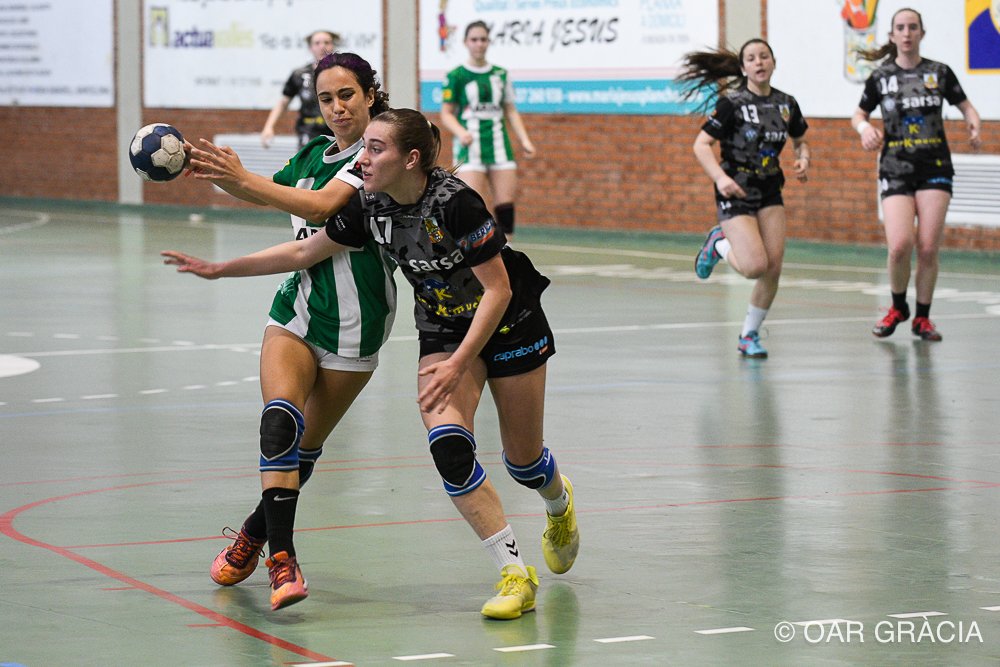 oargracia's tweet photo. 🤾♀️Lliga Catalana Cadet Femenina - 2a fase
🏐 @oargracia 34 - @bmlaroca 33
➡️ 2 punts vitals per al conjunt gracienc a falta d'una jornada per poder classificar-se per al TOP-4.
#forçaOAR @sbdesport #objectiuTOP4 #falta1pas https://t.co/JgOH9HHtpJ