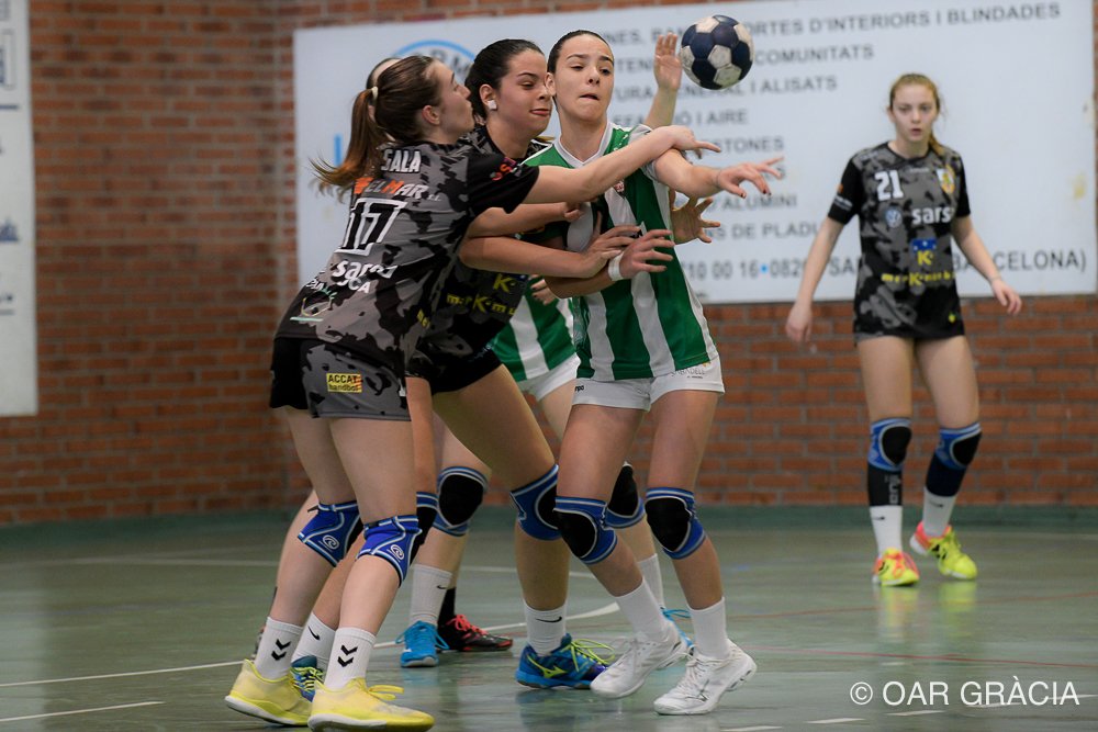 oargracia's tweet photo. 🤾♀️Lliga Catalana Cadet Femenina - 2a fase
🏐 @oargracia 34 - @bmlaroca 33
➡️ 2 punts vitals per al conjunt gracienc a falta d'una jornada per poder classificar-se per al TOP-4.
#forçaOAR @sbdesport #objectiuTOP4 #falta1pas https://t.co/JgOH9HHtpJ