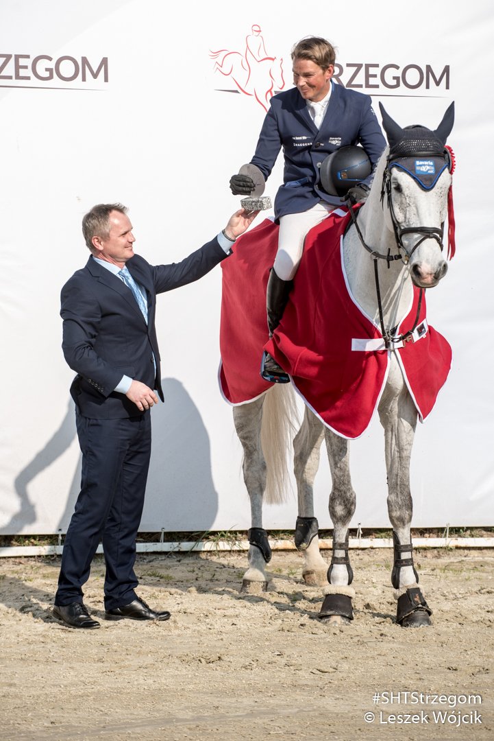 SHTStrzegom's tweet photo. SSO: 🇳🇱Tim Lips with the 13-year-old Bayro won the CCI4*-S, the most prestigious class during SSO. 

🇯🇵Yoshiaki Oiwa with Calle 44 took second place. 🇦🇹Katrin Khoddam-Hazrati with Oklahoma 2, third. 

Congrats! 👏
#StrzegomSpringOpen #wkkw #eventing #shtstrzegom https://t.co/W1UkHkXAMp
