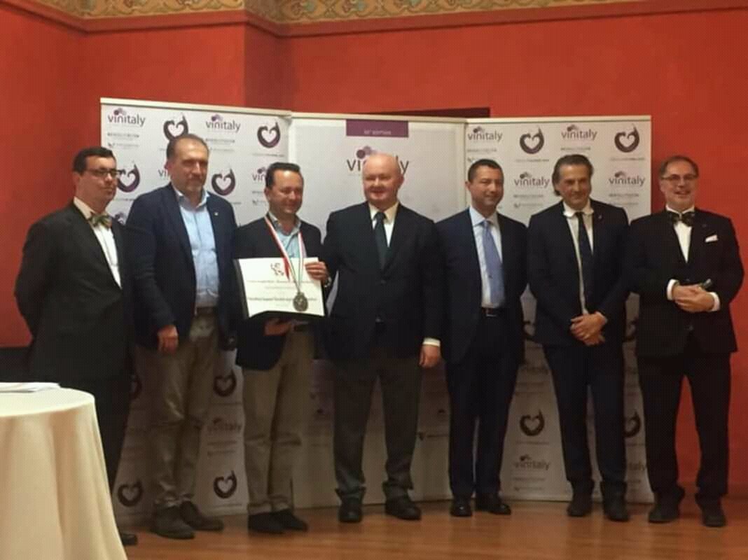 CCIAARIVLIG's tweet photo. Assessore Regione Liguria @MaiStefano #Vinitaly Premio #AngeloBetti- Benemerito della Viticoltura 2019, quest’anno premia con la Medaglia di Cangrande la Società Agricola Cooperativa #Viticoltori #Ingauni #Vinitaly2019 https://t.co/RA93IlMAxY