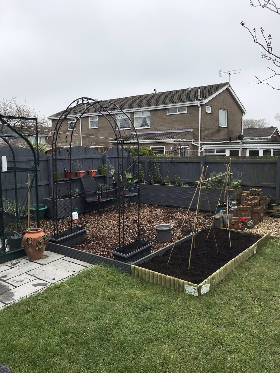 The arch for my sweet peas is in and I have a new bed for peas and beans! Quite excited to get them in 😊 #gardening #growyourown #gyo #gardeningblogger #sweetpeas #peas #runnerbeans #broadbeans