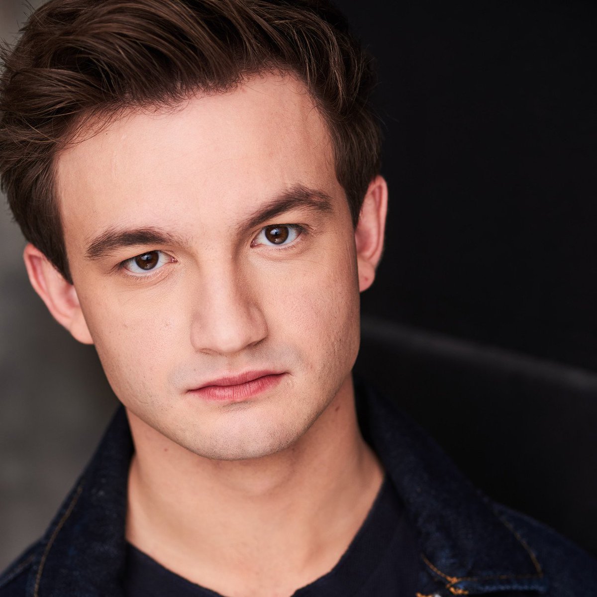 InStudioHCLA's tweet photo. 🌇 🤺 🎬 Sam Uehling, commonly referred to by his social handle, @sammieguy19, is a lovable wild card. When you zig, he zags. And when you zag, he zoogs. #L7showcase #L7Acting #BFAActing #actorslife #classof2019 https://t.co/e7piCwPYL3