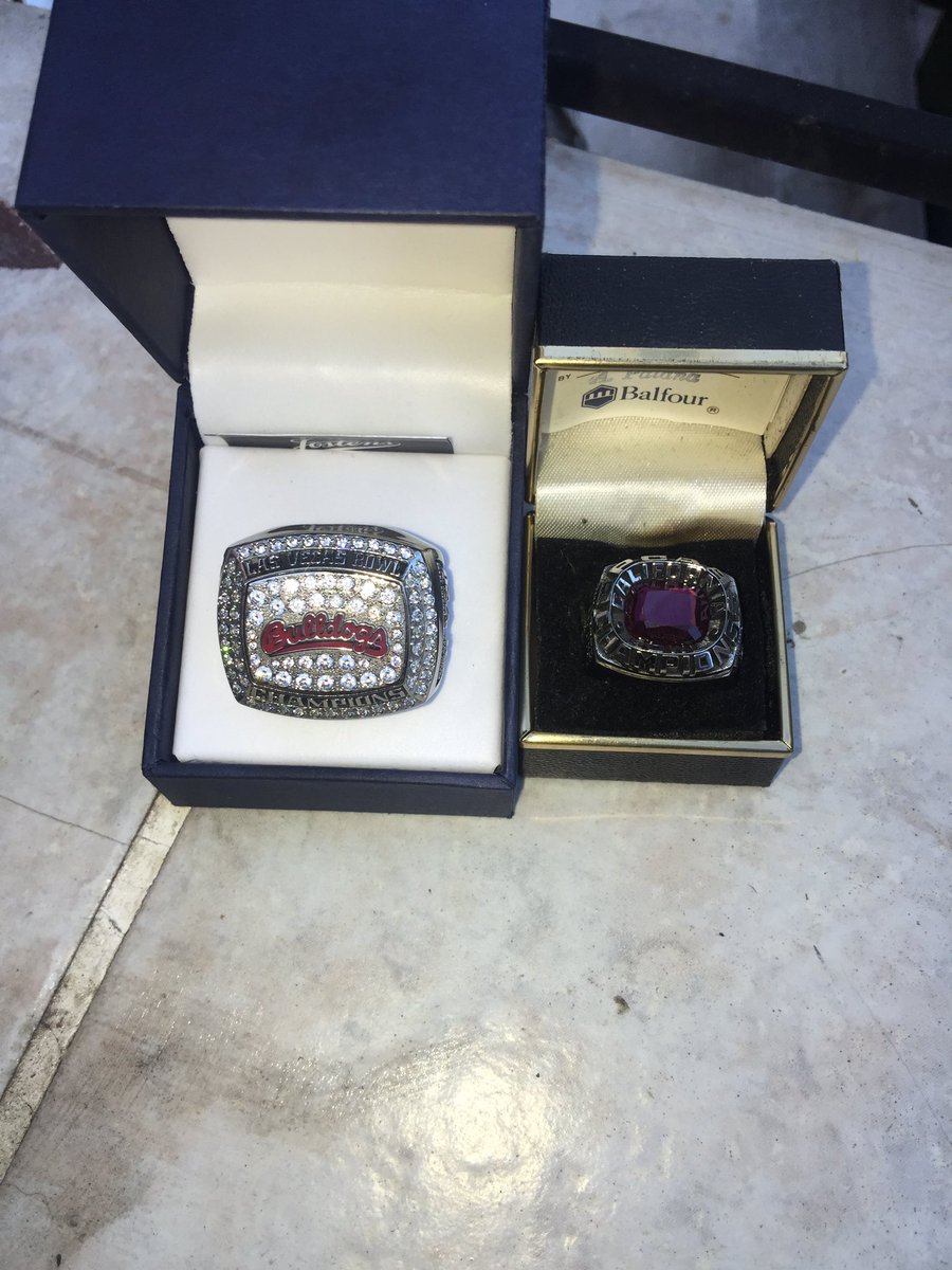 LeevelTatum's tweet image. My dad said Hold On! &amp;amp; sent this to two of his teammates &amp;amp; said things have really changed (Size) since there 1982/1983 Fresno State Bowl Ringzz🤣🤣 #OldDogsVsNewDogs #Chapter44