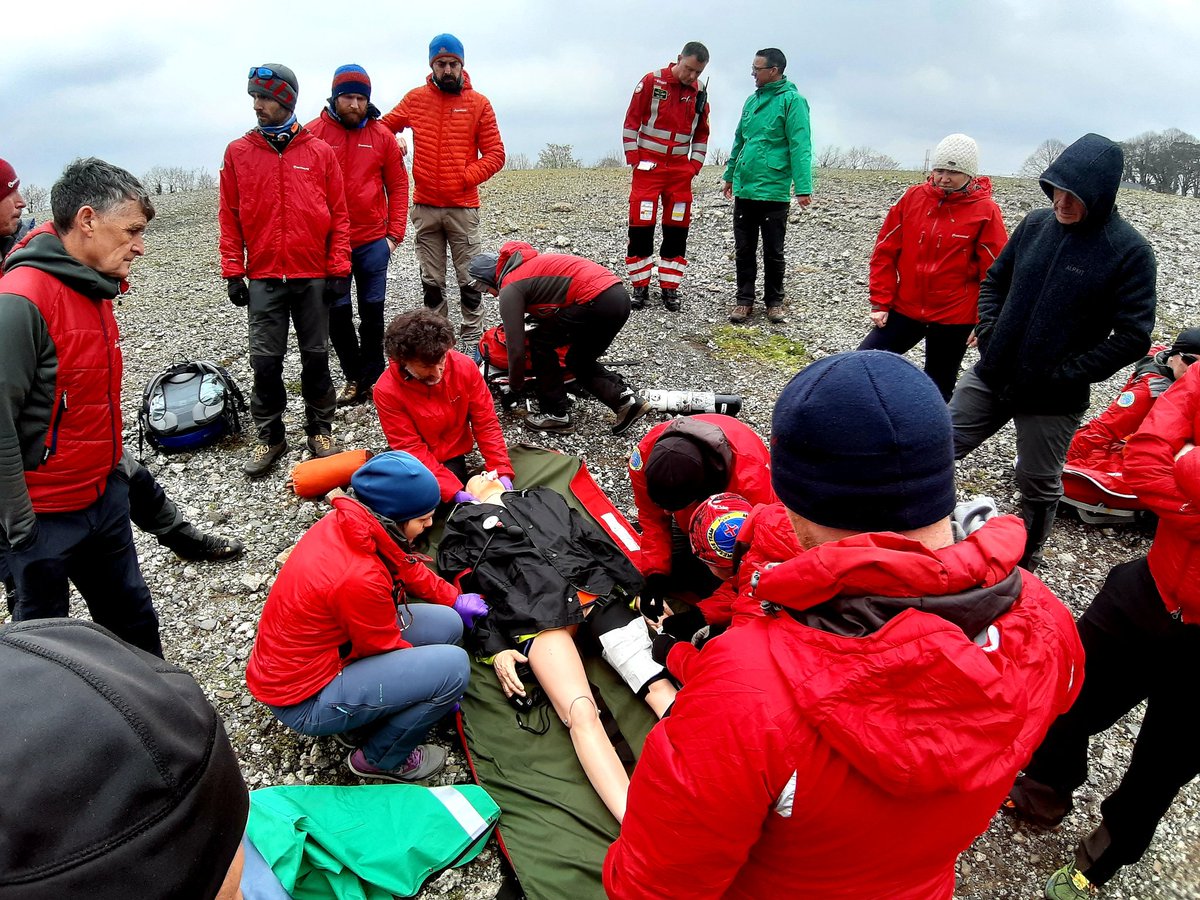 Listening, learning and sharing.  #collaboration with <a href="/MourneMRT/">MourneMRT</a> and <a href="/AirAmbulanceNI/">@AirAmbulanceNI</a>   Building on already strong #teamwork and looking forward to saving lives together in the future. <a href="/NIAS999/">NIAS</a>
