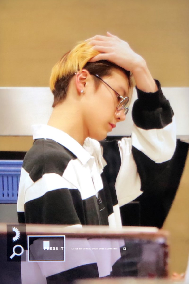 Pressit_kr's tweet photo. 190407 ICN #TEN 
꿀벌같아 https://t.co/s7lsxxFT17