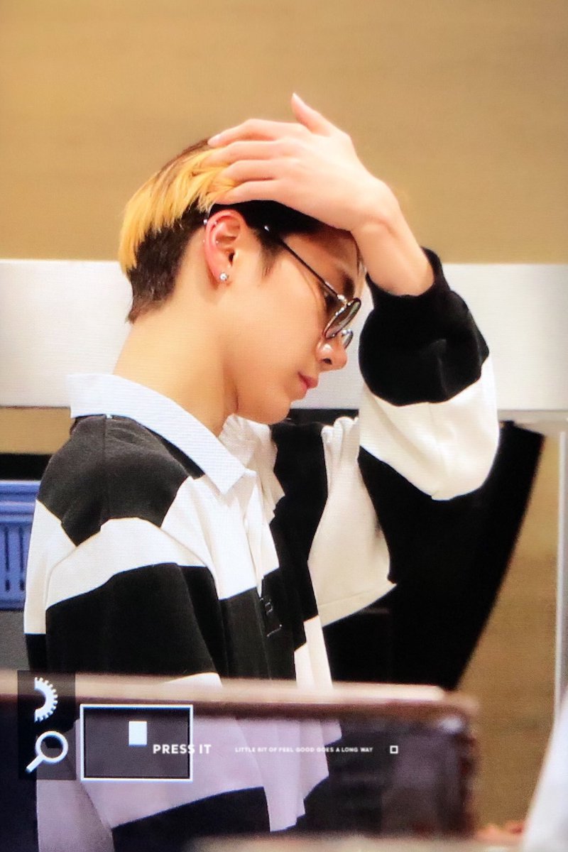Pressit_kr's tweet photo. 190407 ICN #TEN 
꿀벌같아 https://t.co/s7lsxxFT17