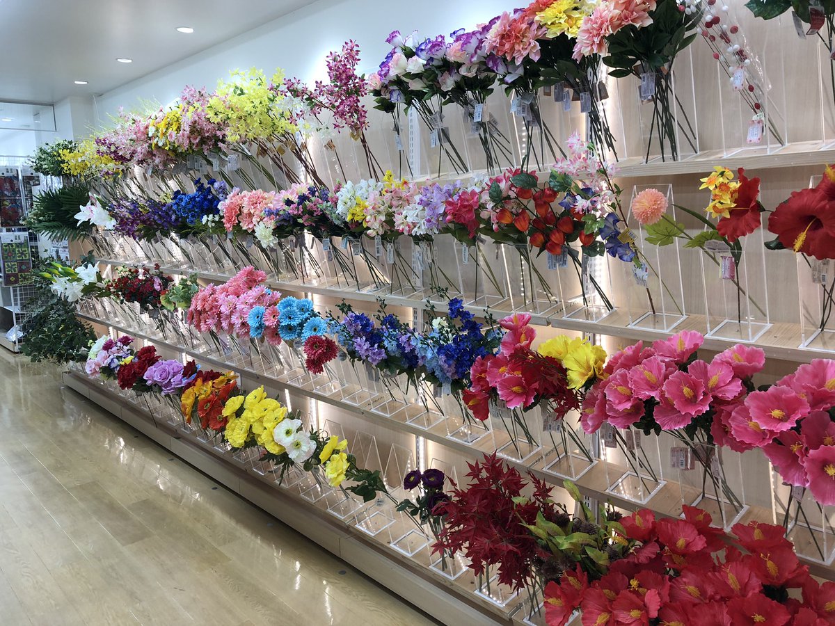 bloomtour_jpn's tweet photo. 【🌷❗️企画詳細2❗️🌷】
1.BLOOMが始まったら持参のお花を掲げてください。(Take a trip into my gardenから)
以前もツイートしましたが、会場を汚さないようにするべく造花が望ましいです。造花はDAISOをはじめとした100均でお買い求めいただけます🌷ご協力お願いします！🌺 https://t.co/L7sfJyso2c