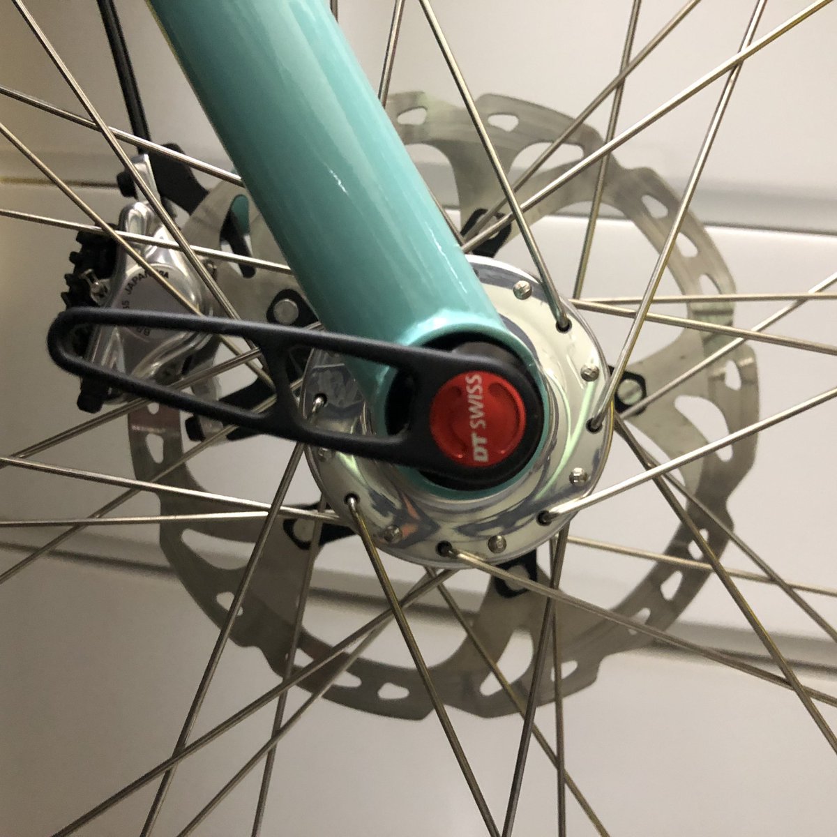 pika_hiroshima's tweet photo. クランクは #paulcomponent 
リアのクイックリリースも #paulcomponent 
フロントスルーアクスルが #dtswiss 
ということで、@grumpy_bike で #paulcomponent のスルーアクスルを注文するも国内在庫ナッシング😭
届く日が楽しみだ✨✨

#retrotec #retrotecbikes https://t.co/EtFHOAw1Xn