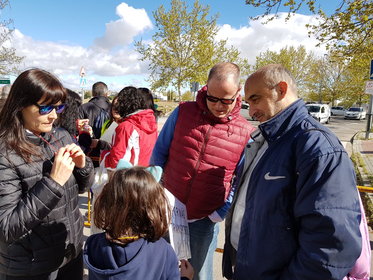 pparanjuez's tweet photo. Apoyando a los vecinos del barrio de La Montaña en sus justas reivindicaciones para un grupo importante de vecinos que han sido abandonados esta legislatura de manera lamentable por el @psoearanjuez #Aranjuez https://t.co/U5FHG5KKJ9
