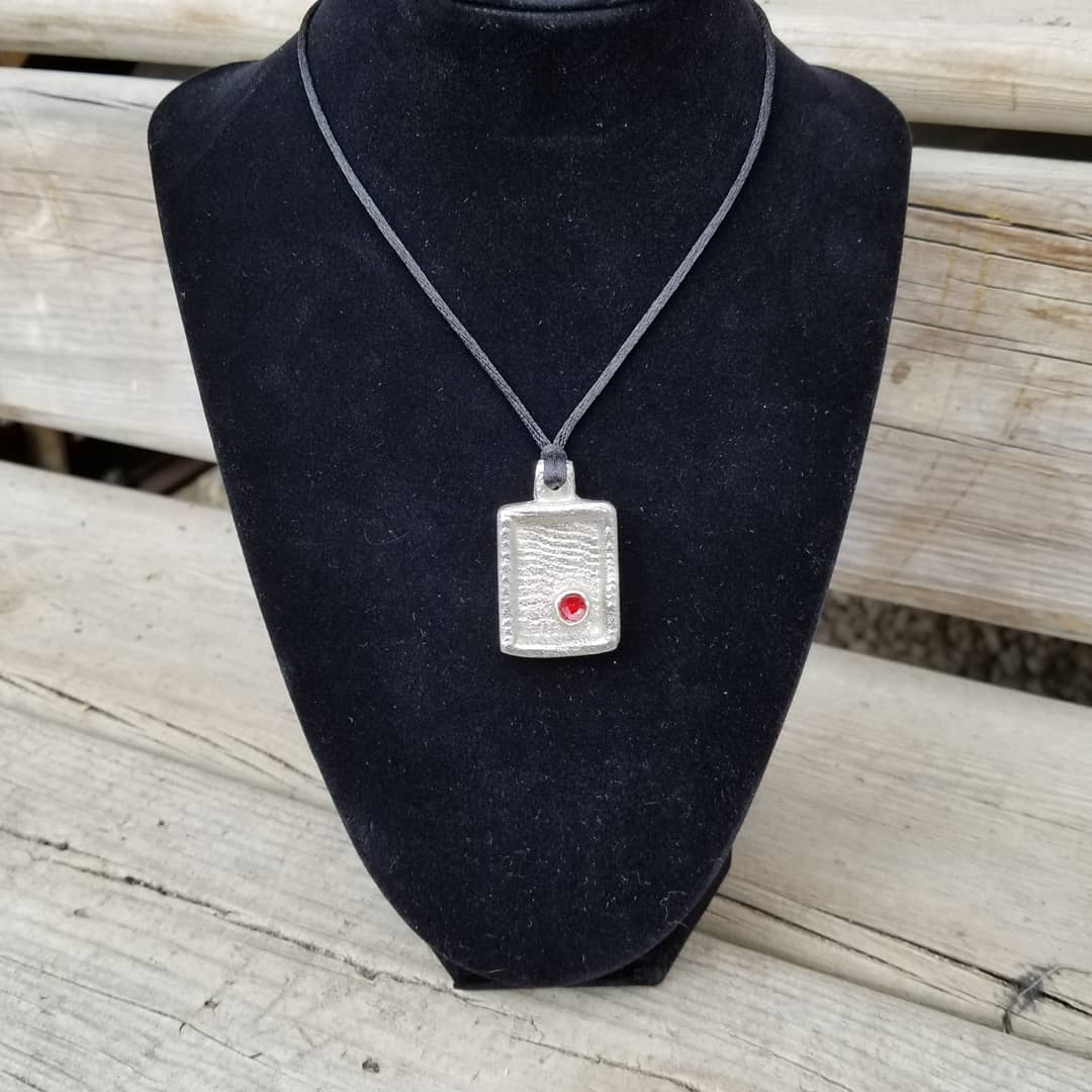 innovartisans's tweet photo. Tales from the Innovative Artisans workbench:
- the challenges of photographing a newly finished pewter pendant, outside in natural light on our farm!  Photobombs of the furry and feathery kind! 😄 #pewter #farmlife #etsyseller #talesfromtheworkbench https://t.co/Q8yxMYrxLi