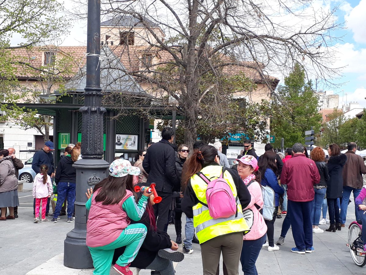 pparanjuez's tweet photo. Apoyando a los vecinos del barrio de La Montaña en sus justas reivindicaciones para un grupo importante de vecinos que han sido abandonados esta legislatura de manera lamentable por el @psoearanjuez #Aranjuez https://t.co/U5FHG5KKJ9