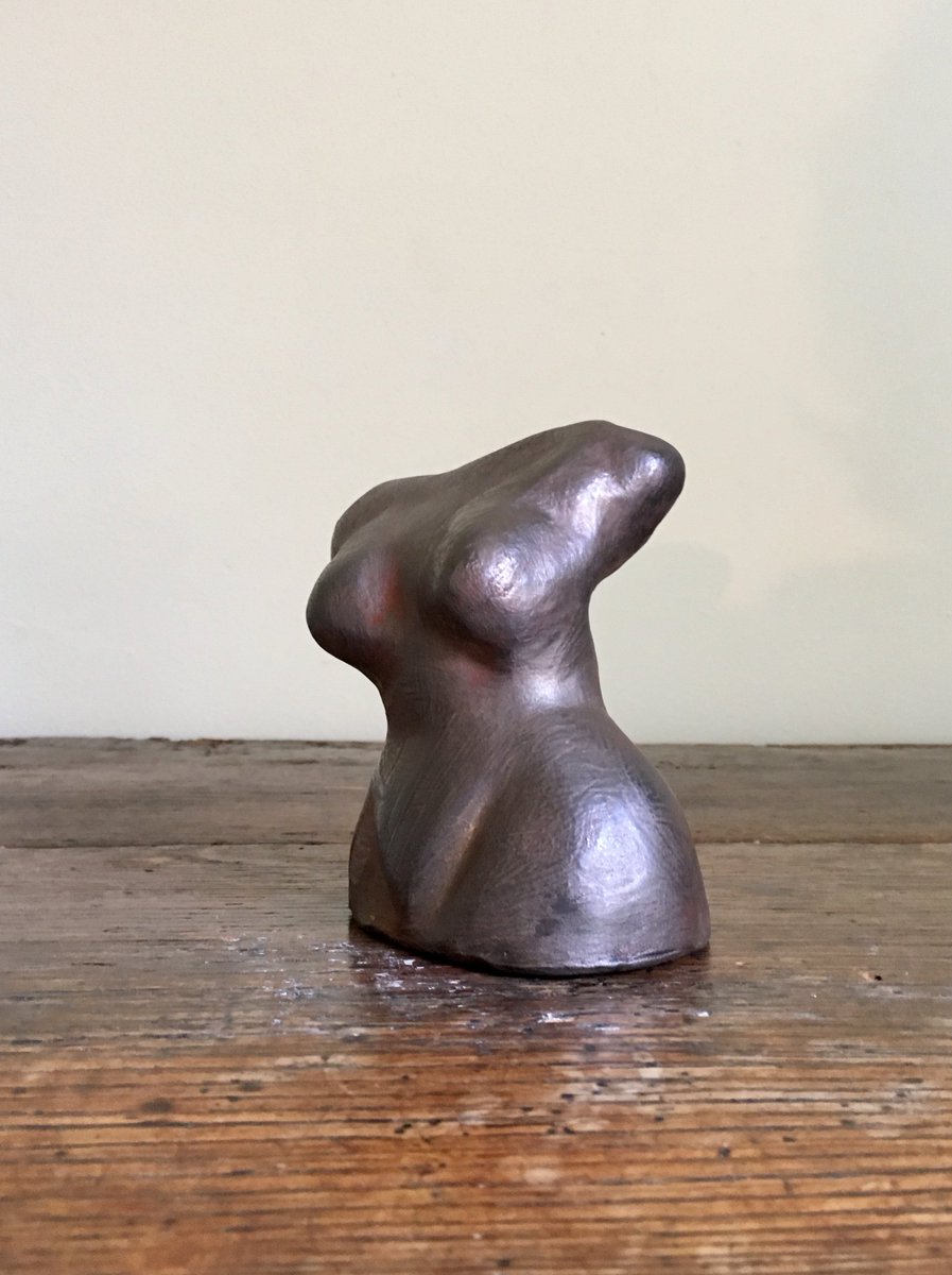 NinekeHavinga's tweet photo. 'Venus'  https://t.co/IlLrDJaykg
This is a sculpture cast in Jesmonite, an acrylic-modified gypsum composite, which feels heavy and solid. The figure is finished with metal powders, varnishes, and earth pigments with an absolutely beautiful result. #sculpture #art #nude #woman https://t.co/yF3bcZBvXq