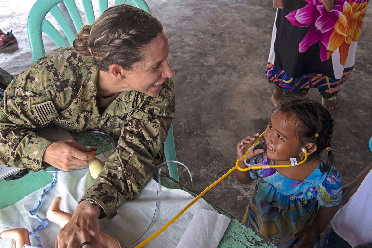 Doctor in training.⚕️

A @USNavy sailor laughs with a child while teaching a “helping babies breathe” class during @PacificPartner 2019. #KnowYourMil