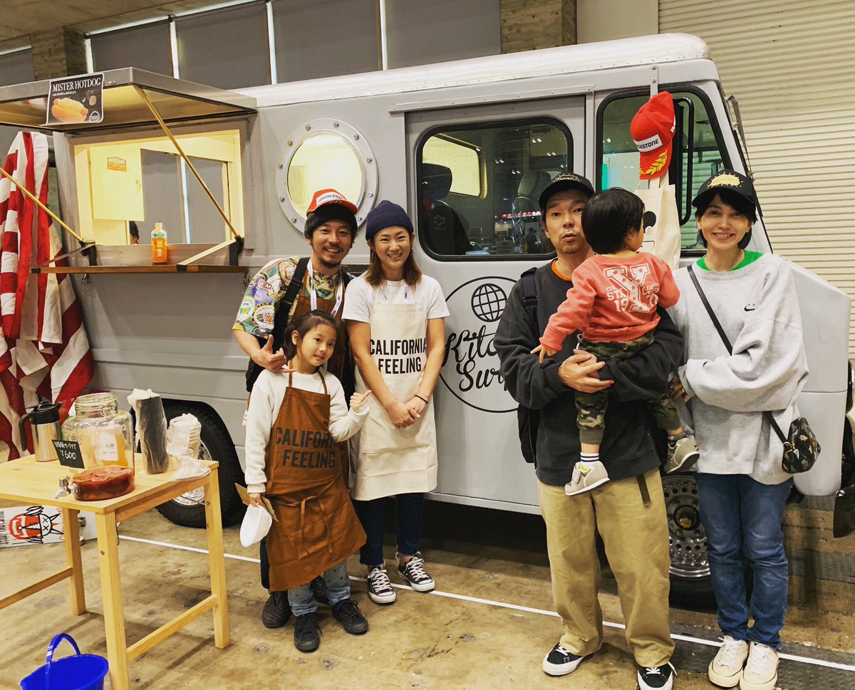 hatsukiyokoo's tweet photo. いつもお世話になってるencinitasオーナー
平さんと、うちの代表森田シャチョーが
新しく始めた事業、
「kitchen Surf」がついにお披露目。
とゆーことで家族で幕張まで行ってきました。
自分の撮影の際にもお願いしますーっ!
#foolenlarge #encinitas #kitchensurf #遠藤久美子 #エンクミ https://t.co/xligFrR10h