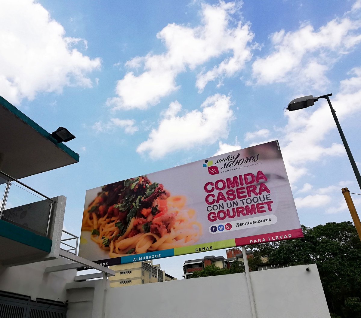 ¡Estrenamos nueva valla! Ahora es más fácil ubicarnos en la Avenida Araure de Chuao. 📍

#EnamorandoPaladares #SantosSabores
#Caracas
#FelizDomingo