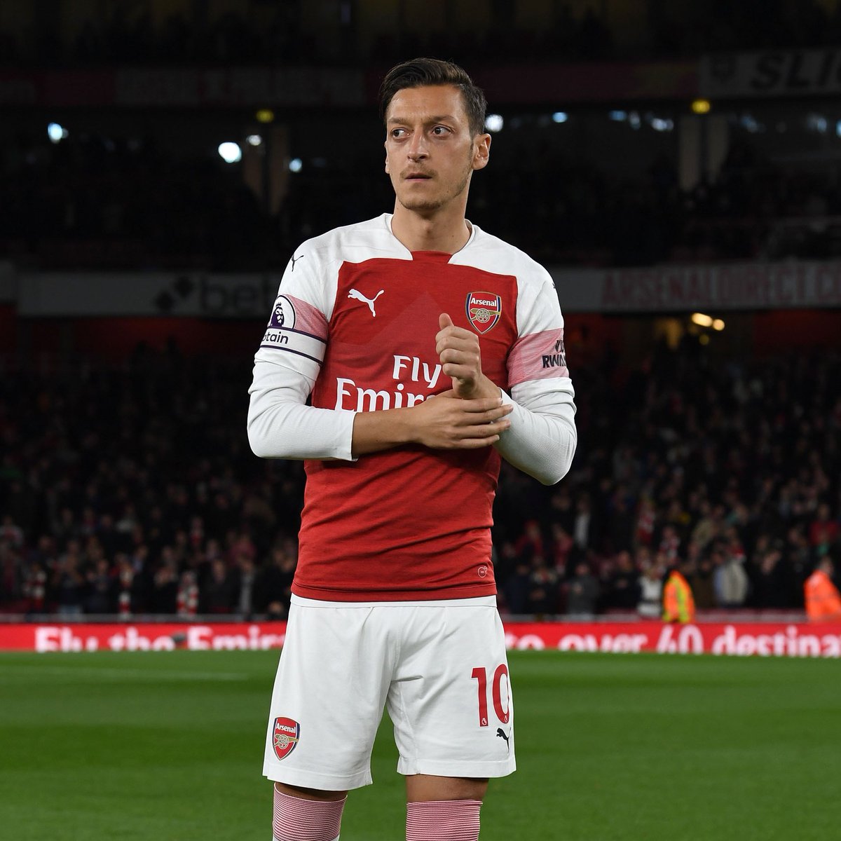 Arsenal's tweet photo. Ö CAPTAIN 😍

@MesutOzil1088 wears the armband for #EVEARS 💪 https://t.co/UoVr1VVEeq