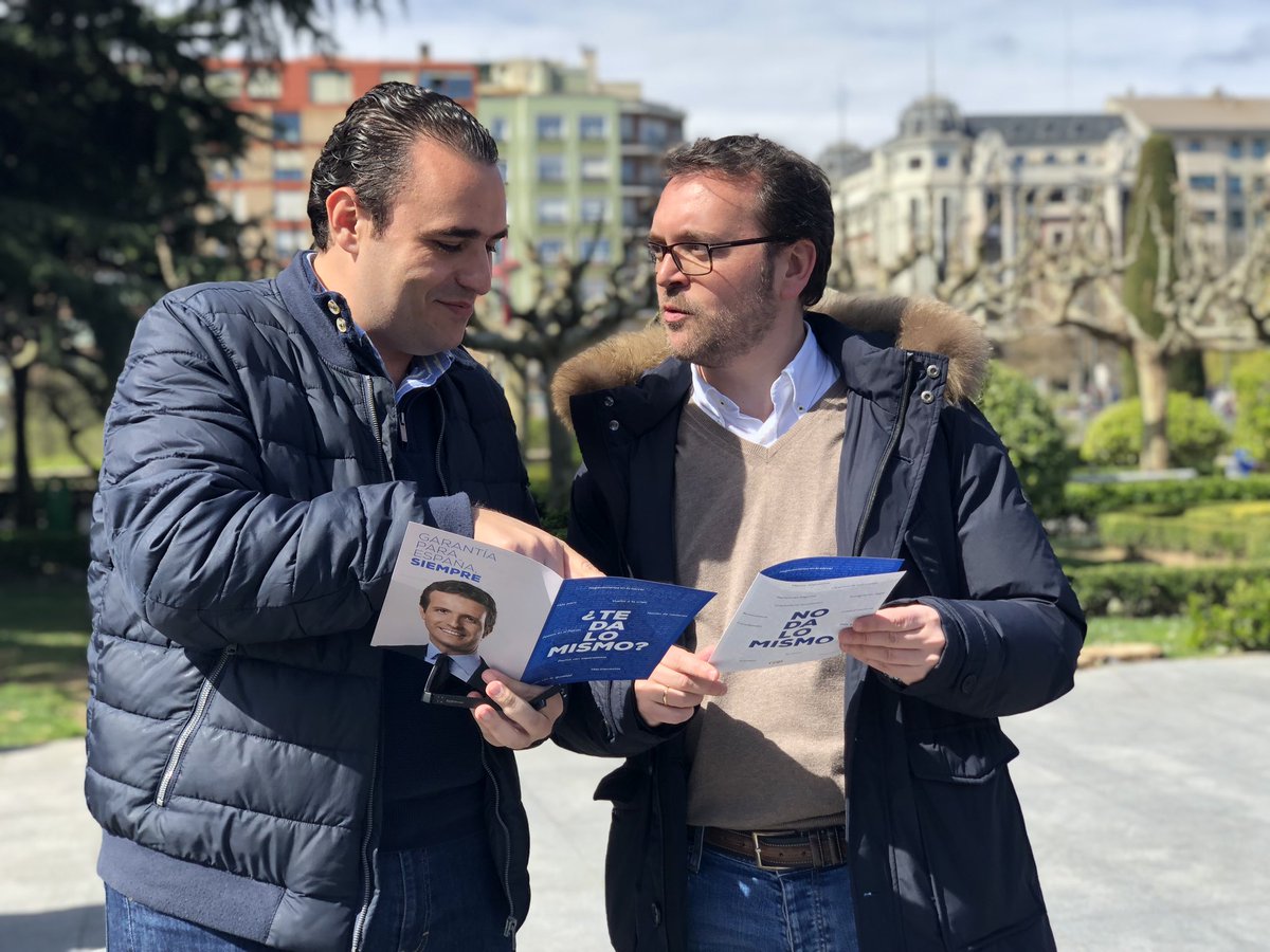 RGavilanes_'s tweet photo. Hemos pasado la mañana del domingo en el Rastro de #Leónesp. 

La única opción para recuperar un gobierno responsable es @pablocasado_ , un #ValorSeguro https://t.co/vldGcLRUOi