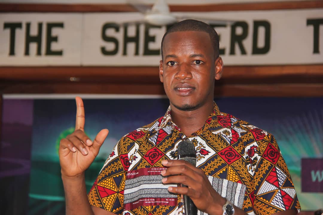 UmaruSanda's tweet photo. Got invited by ICGC Shepherd Temple at Tetegu Junction to train their announcers and media team.
It felt awkward at first, that me, the son of an Imam was doing that but I got over it.
If you want training for your team, get in touch #MotivateThem #CommunityChild #AllahuWaahid https://t.co/RJN18wiVfR
