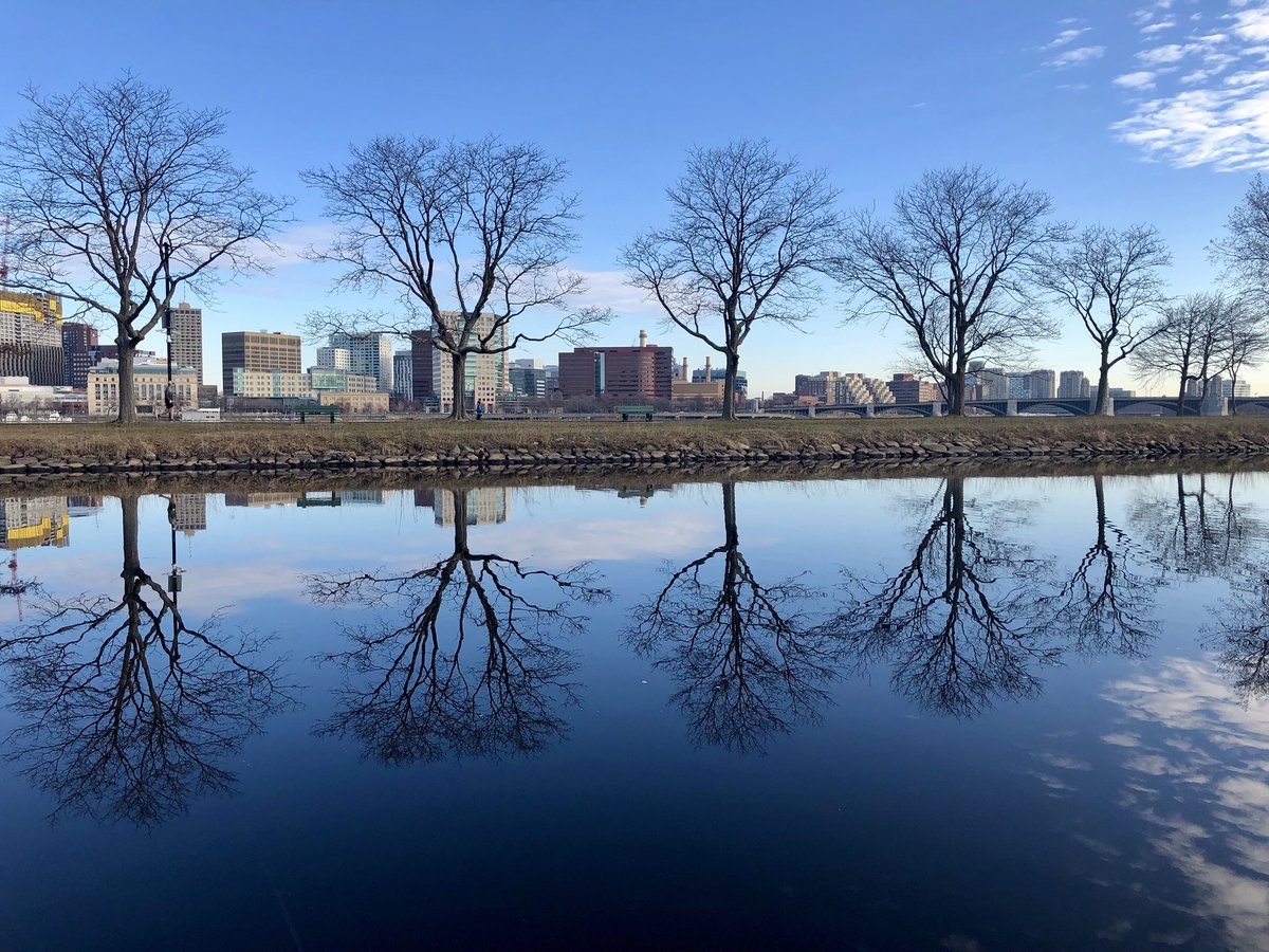 Emjay1028's tweet photo. It’s a not-so-minor miracle I was able to get up &amp; out so early today! What an amazing morning! 🙌🏻 #Boston #ViewFromMorningRun #LongRunDay #SundayRunday #MJRunsOnSunshine #AndSpringtime #AndDunks https://t.co/vBTHu50jjs