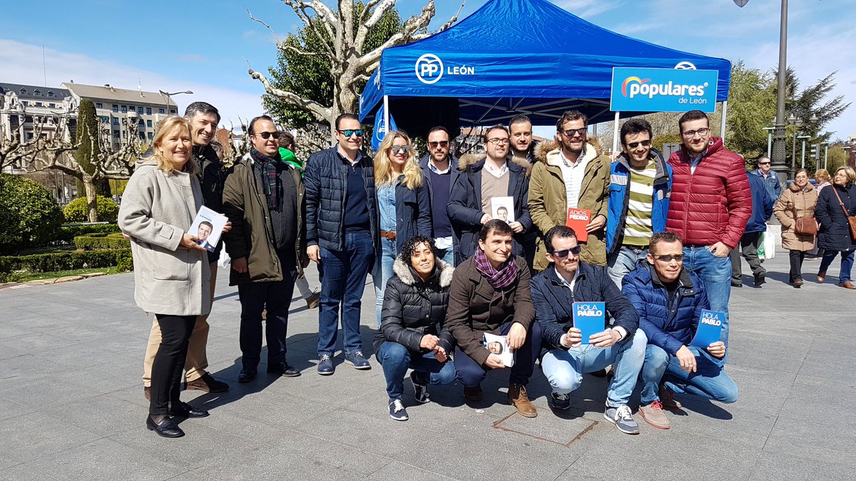PPopular_Leon's tweet photo. 🤝 Siempre cerca de los ciudadanos.💙 Una cercanía que está en la hoja de ruta de nuestros candidatos al Congreso y al Senado por León, y así lo han demostrado hoy en el Rastro de la capital.
#ValorSeguro #GarantíaParaEspaña https://t.co/2uqnPyGuJN