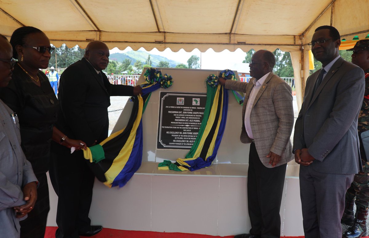 Rais Dkt. <a href="/MagufuliJP/">Dr John Magufuli</a> pamoja na mkewe Mama Janeth Magufuli, Waziri wa Ujenzi Eng.  <a href="/IsackKamwelwe/">Eng. IsackK</a> wakivuta utepe kuashiria uwekaji wa jiwe la Msingi mradi wa Ujenzi wa barabara ya kiwango cha lami kutoka Mbinga mjini mpaka Mbamba Bay km 67