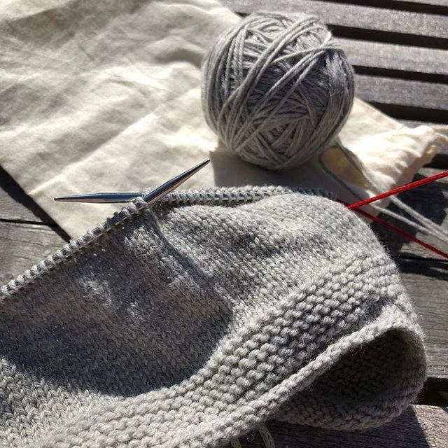 DefinitiveGrey's tweet photo. Simple relaxing knitting.  Making the most of the sun while it lasts. #knitting #quinceandcofinch #garterearflaphat https://t.co/je5qLpkcIB