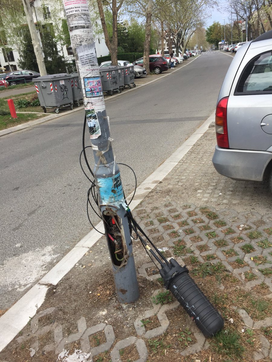 vulysses's tweet photo. ⁦@prijavi_problem⁩ bandera iz koja viri instalacija ispred OŠ Borislav Pekic na Bezanijskoj kosi. Ozbiljna opasnost pre svega za decu. https://t.co/7mVsqojdC5