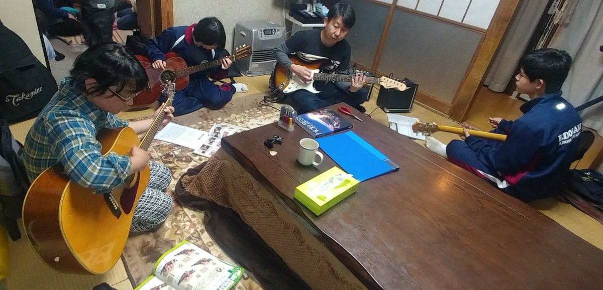 itones1749's tweet photo. 今年から始めた、音楽(ギター)教室💡
真剣な眼差しで弦を押さえる姿に、やりがいを感じる瞬間です😊 https://t.co/LgqZv1IR2B