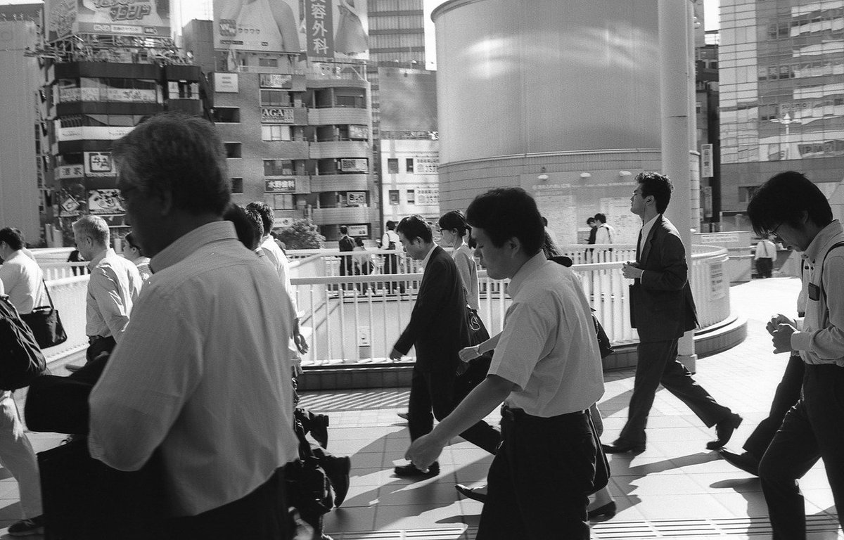 Leitz Minolta CL + M-Rokkor 40/2 + ACROS 100 '16.10
通勤時間帯の撮影でわりとうまくいったなと思うのはこのあたり。 