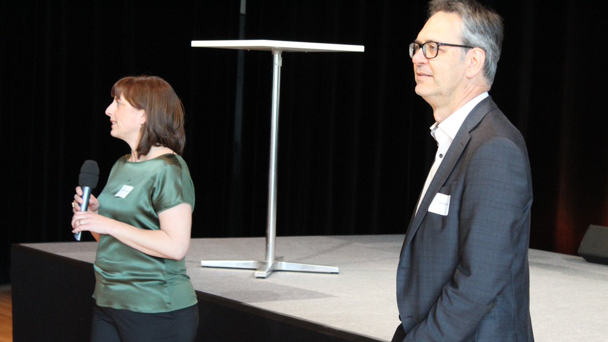Friederike Hofmeister vom <a href="/radialsystem/">Radialsystem</a> und @andrichter eröffnen die Veranstaltung mit einem Hinweis auf die Bedeutung kultureller Bildung: "#KulturelleBildung ist die Wurzel all dessen, worauf #Kultur aufbaut." #ForumZukunftKultur