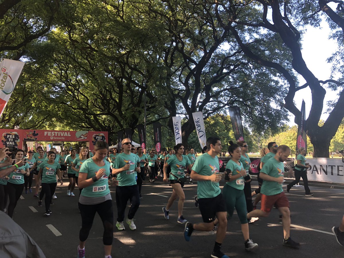 BMMgroup's tweet photo. ¡Estiramiento, rollers, juegos, entretenimiento y más! 🏃🏻‍♂️#DiaInternacionalDeLaSalud #FestivalFarmacity @Farmacity https://t.co/rhrKmM5ivh