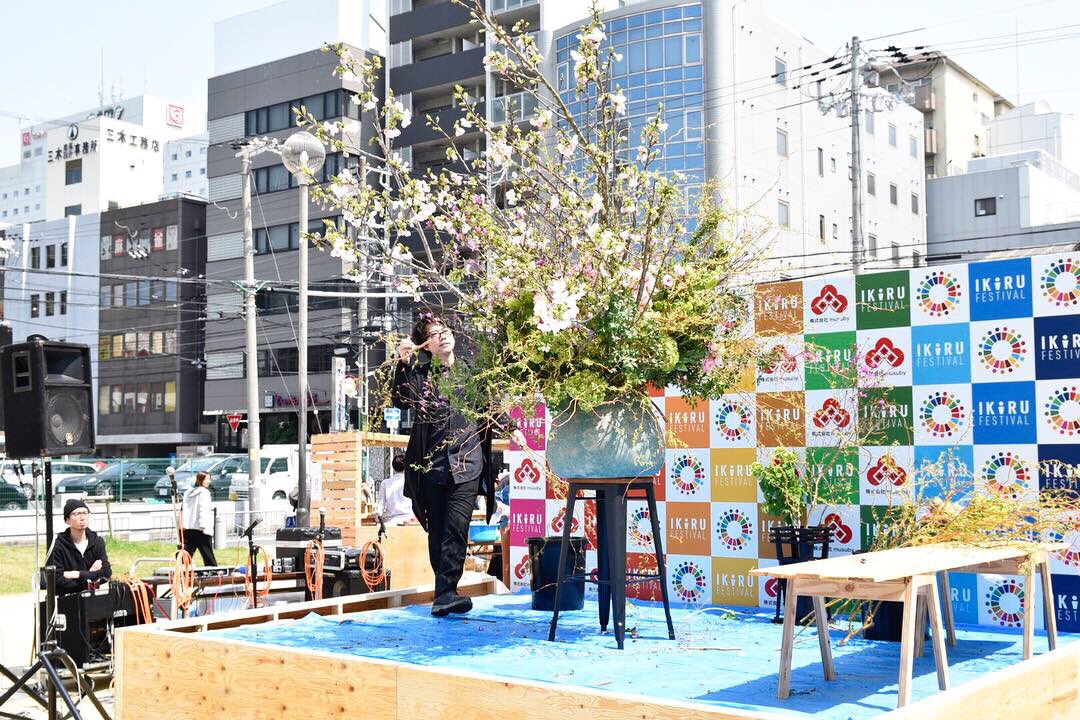 吹田日和 吹田市のローカルメディア En Twitter 吹田市 江坂の江の木公園で Ikiruフェスというイベントが開催されました テーマは Sdgs 公園でお花見をしながら 集まったクリエイターや作品とふれあい ちょっとだけ未来のことを考える どこか新しくて