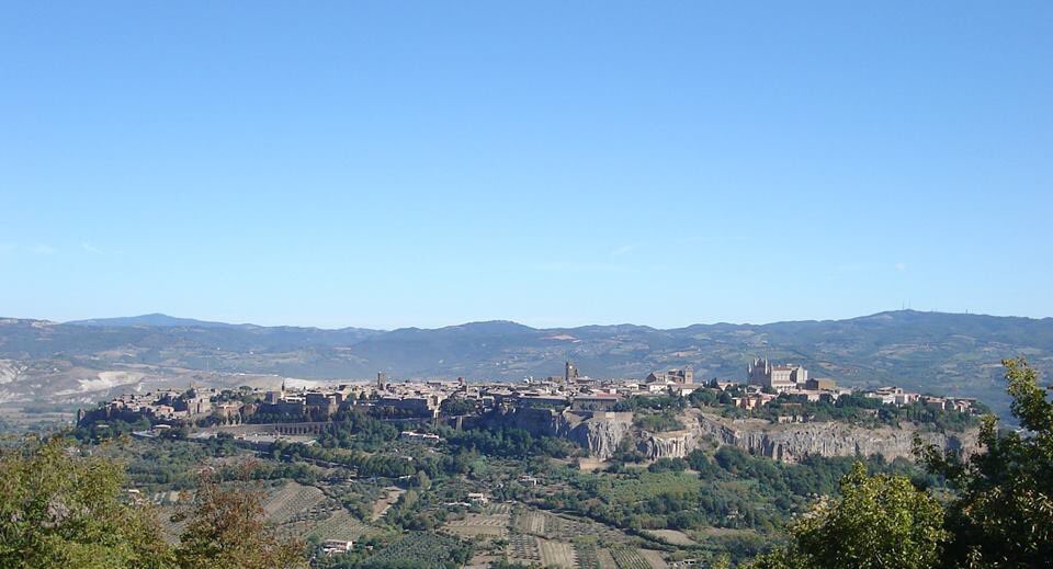 LiveOrvieto's tweet photo. #3cose da non perdere a #Porano
😲 Il panorama da Settecamini con una vista eccezionale su #Orvieto e il Duomo
🌺 Una passeggiata nel parco di Villa Paolina
🔍 La visita alle tombe etrusche degli Hescanas
#ViviOrvieto #LiveOrvieto https://t.co/2vQCRWgFSa