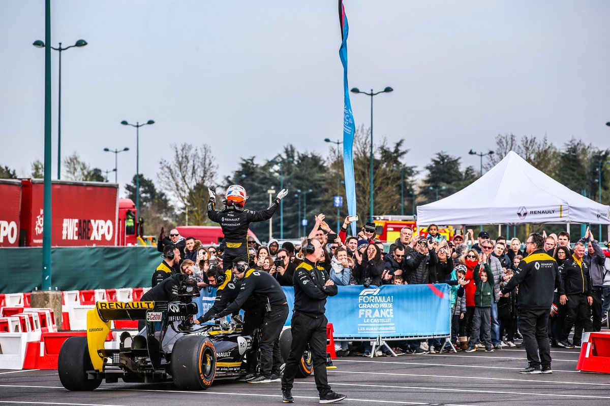 F1's tweet photo. An #F1 takeover at @DisneylandParis 😃

@RenaultF1Team were at the home of Mickey and friends on Saturday as part of the countdown to @GPFranceF1 

#FrenchGP 🇫🇷 https://t.co/YdXb5d4UXA