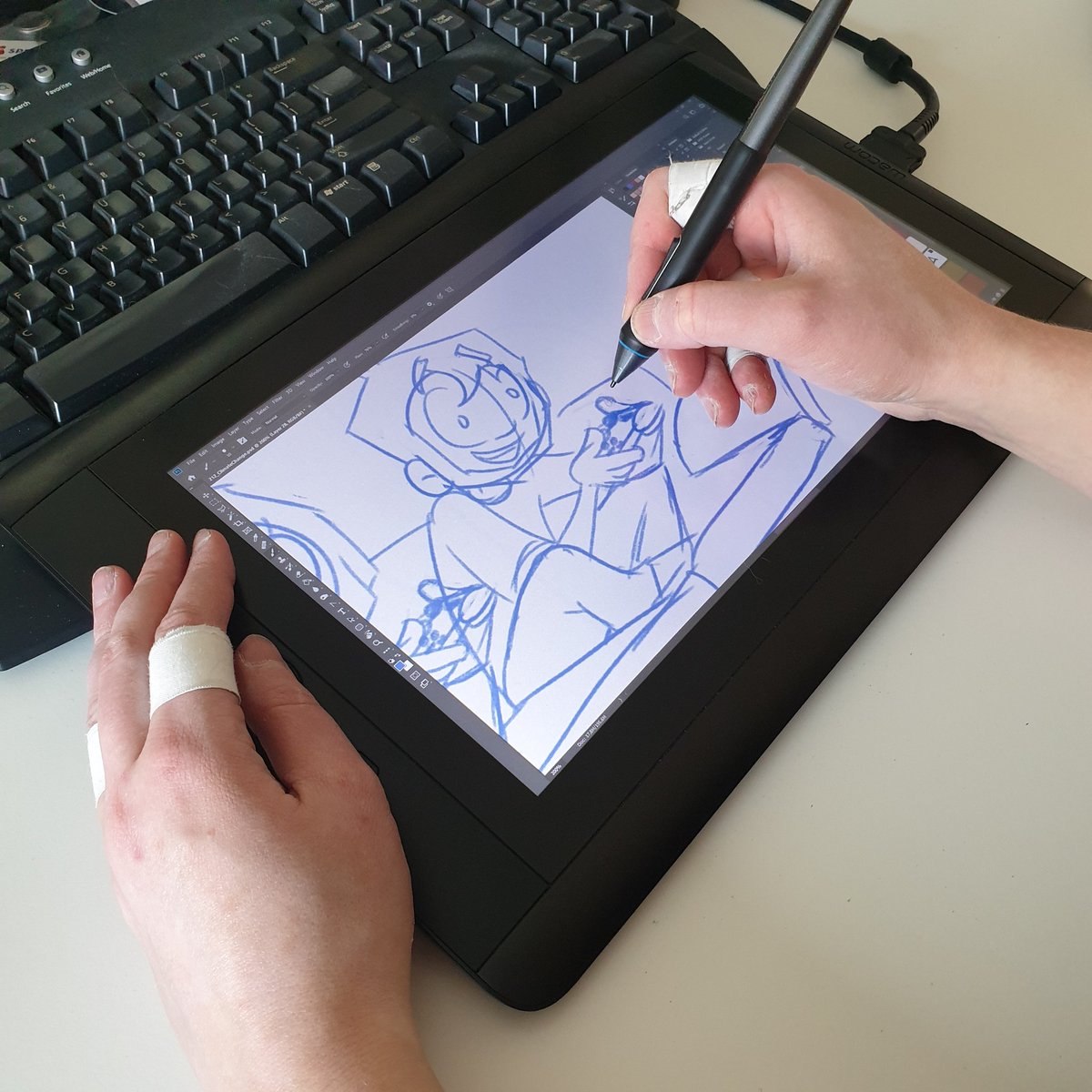 semicoop's tweet image. We went bouldering but Rachel realized she still had to finish a comic today! 😅 #dramaticHands #handModeling