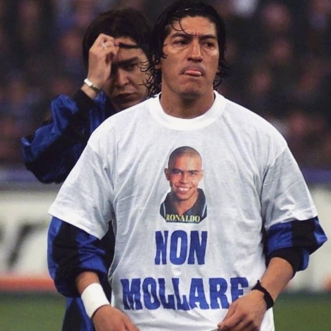 FM_Twittah's tweet photo. 👏 Zamorano with a shirt dedicated to Ronaldo after the injury 👏 Don't give up!
#Footballmemories #inter #90sfootball #ForzaInter #InterAtalanta #Interfans #fcinternazionale #seriea #ronaldo #seleçãobrasileira #ForeverInter
#FCIM #r9 #serieaoperazionenostalgia #serieatim https://t.co/dHlmWzMf5f