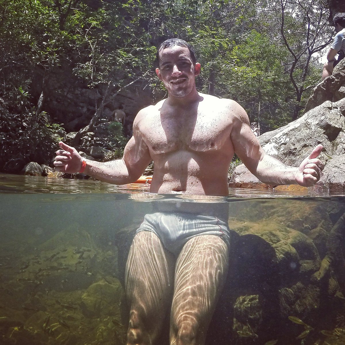 TpowerX's tweet photo. Parece que tudo aumenta submerso na água😂😂😂 https://t.co/9qRw3cAm0T