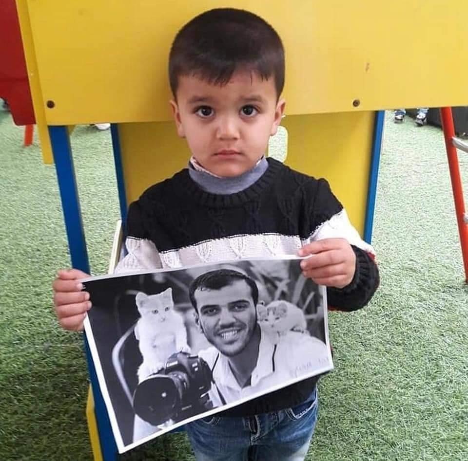 QudsNen's tweet image. Abdul-Rahman, the only son of Palestinian journalist Yasser Murtaja, remembers his dad on his anniversary.

On this day last year, Yasser was killed by an Israeli explosive bullet while he was covering the #GreatReturnMarch protests in #Gaza and wearing his #Press vest.