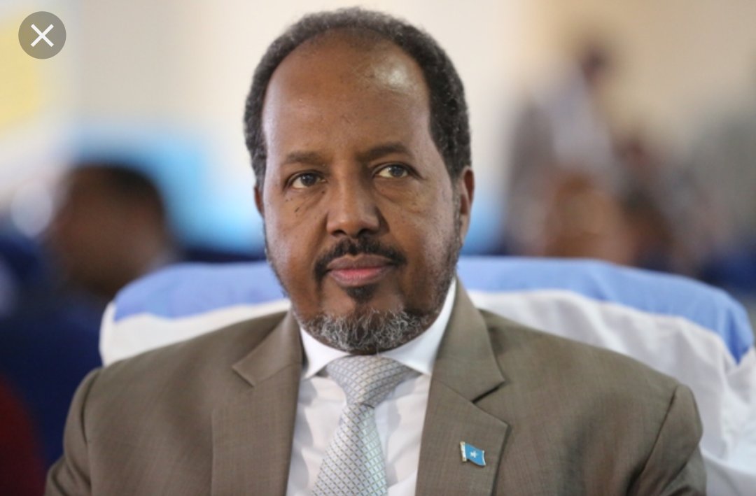 IdSade's tweet photo. Hadii xilka madax tinimo la'iska qado 
mucarad miyaa lanoqonayaa 
waa su'al da'weyne aan isweydino https://t.co/23cMiYV5j3
