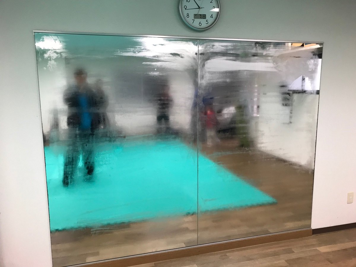 garyujuku's tweet photo. いつもは人数も室内もヒンヤリの城北道場ですが、今日は出稽古やら久し振りのメンバーが来たり偶然が重なって大盛況！
こういうとき極小クラブ（弱小じゃないぞ笑）の習性で集合写真をメチャ撮りたくなる…気持ちをグウ～っと我慢して、代わりに稽古の充実ぶりをこの写真で！まるで一心塾さんみたい https://t.co/5FRl6xHNB8