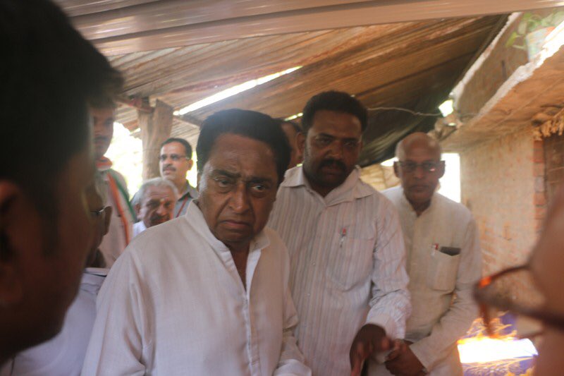 INCMP's tweet photo. मुख्यमंत्री कमलनाथ जी ने आज होशंगाबाद में आगजनी से प्रभावित गाँवों का दौरा कर मृतकों के परिजनों से मुलाकात की व उन्हे सांत्वना दी।

—जिला प्रशासन ने मृतक परिवारों को 4-4 लाख रूपये की आर्थिक सहायता भी स्वीकृत की है।

मप्र सरकार किसानों को हरसंभव मदद देने को लिये वचनबद्ध है। https://t.co/s0bFuaevHB