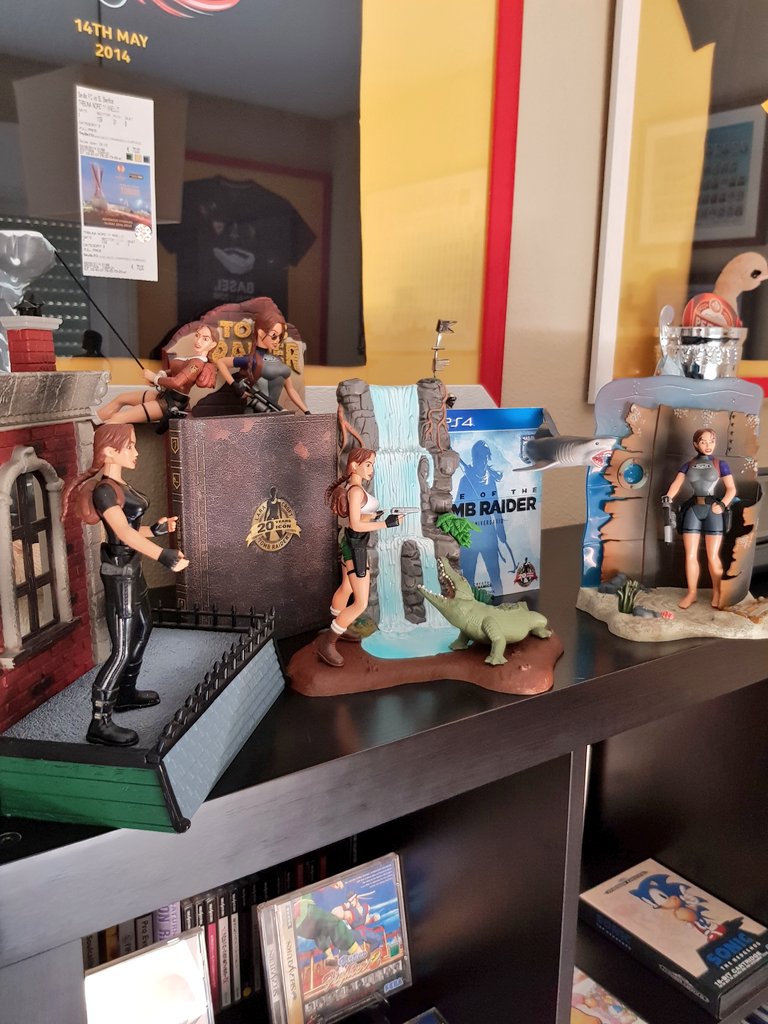 VisualMemory98's tweet photo. Y este domingo os traigo un poquito de #LaraCroft, de las primeras figuras que salieron de los juego de #SegaSaturn y #PSX , junto al juego de #PS4 y #Xboxone que salio con en el XX aniversario de #TombRaider llamado #RiseoftheTombRaider. https://t.co/9QEBKUDaAA