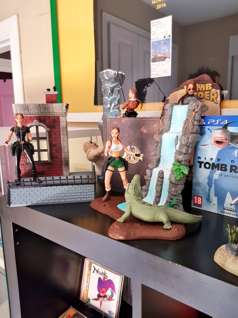 VisualMemory98's tweet photo. Y este domingo os traigo un poquito de #LaraCroft, de las primeras figuras que salieron de los juego de #SegaSaturn y #PSX , junto al juego de #PS4 y #Xboxone que salio con en el XX aniversario de #TombRaider llamado #RiseoftheTombRaider. https://t.co/9QEBKUDaAA