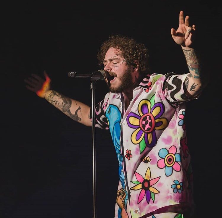 postmaloneBRAHQ's tweet photo. “Lotando à frente do palco Onix, o rapper @postmalone fez uma grande festa e se divertiu bastante junto com seu público. Sem contar que cedeu o espaço para o funk do MC @KevinOChris. Por isso ficou entre os três melhores shows desse sábado (06)!” — @/blognrollplay via Instagram https://t.co/2AcwUFQK6S