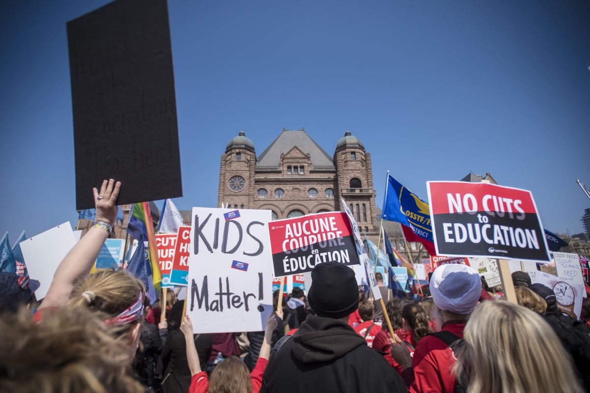globeandmail's tweet photo. Throngs of people protest at Ontario legislature against Ford government’s changes to education system https://t.co/MtqlOLNwNX https://t.co/aPwyWysaxP