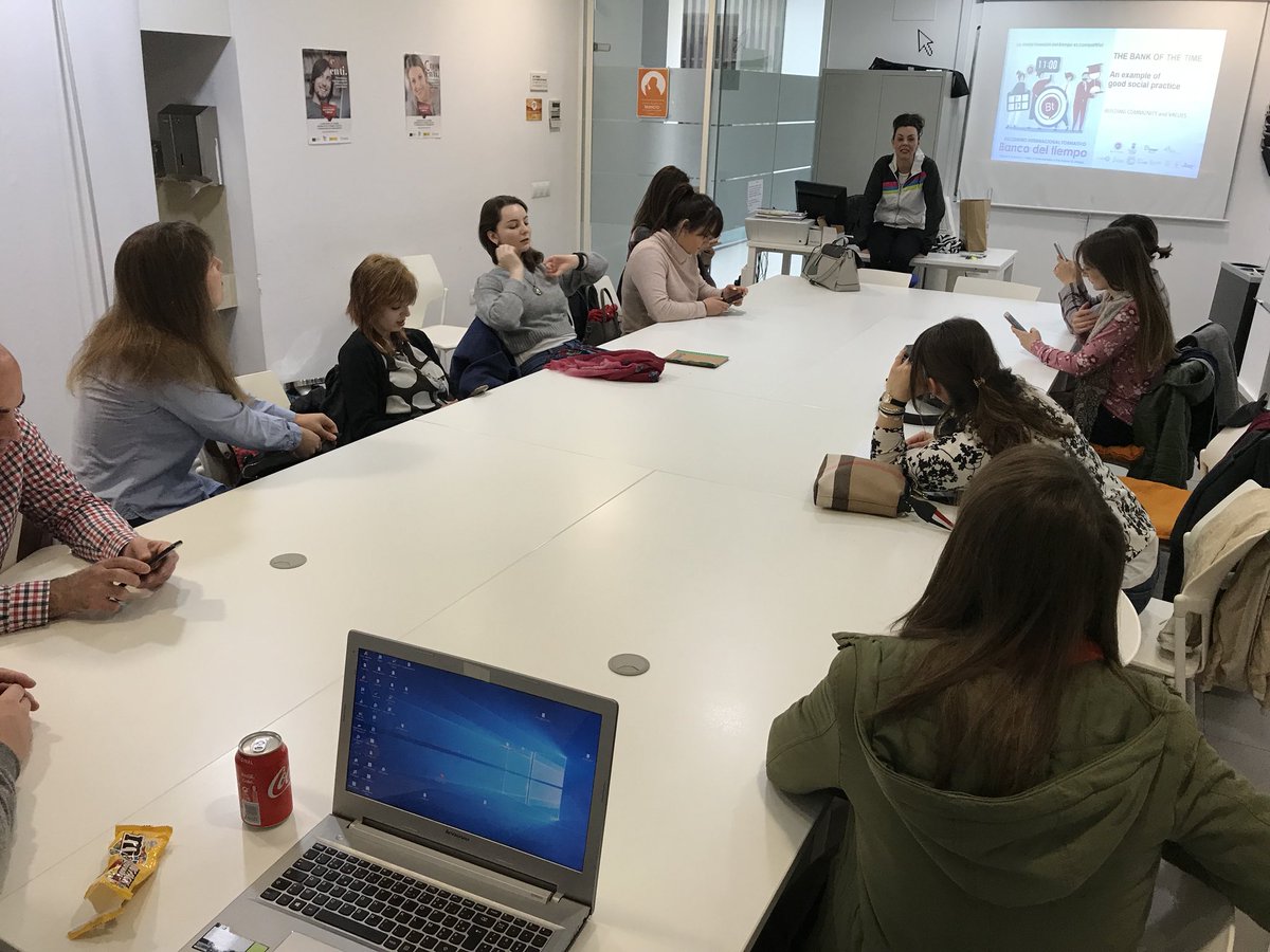 ArrabalAID's tweet image. Compartiendo el proyecto @BdTMalaga Bailén Miraflores y #Livelibrary con participantes de #YouthActivation, para posteriormente trabajar en ideas sobre juventud y política.