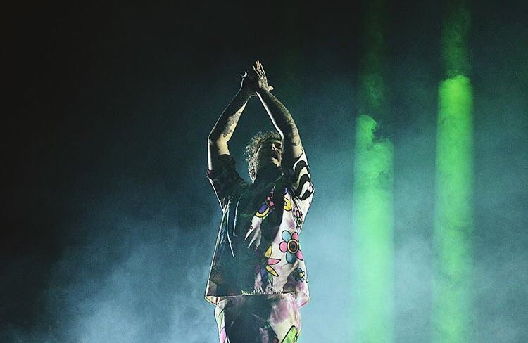 postmaloneBRAHQ's tweet photo. “Algumas do #PostMalone hoje no #LollapaloozaBR. Tava bem divertido o show...” — @/stephaniexhahne via Instagram https://t.co/aaewPZztIJ