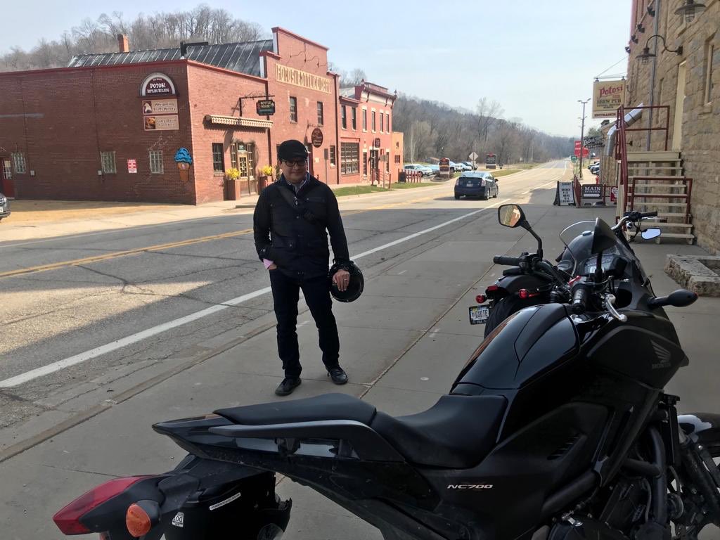 ArmendarizMD's tweet photo. Time to unwind! 300+ mile ride to Iowa’s @EffigyMound, Pikes peak overlook, and of course all of those twist/turns in Wisconsin does just that! Safe Midwest motorcycling! 😎👍🏼 #iowadnr #effigymounds #iowa #Wisconsin #midwestride #motorcyclist #HDroadster #keepharleying https://t.co/bykzAc1EjK