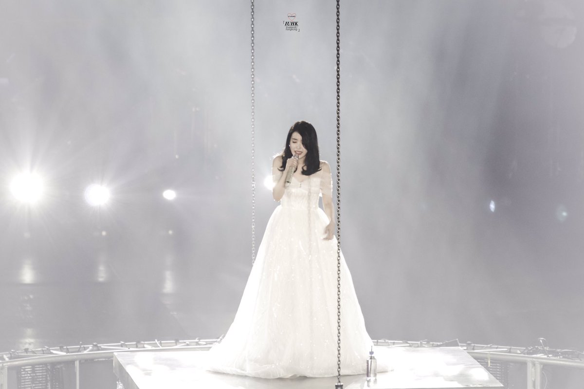 vivamo0711's tweet photo. 181118 dlwlrma 이지금 2018 아이유 10주년 투어 콘서트 서울 (@lily199iu) 직캠 by Vivamo 👼🏻👼🏻 https://t.co/wxIgArxULt