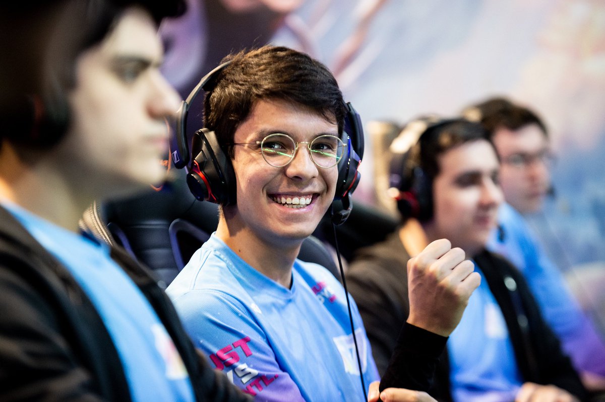 PrensaEsports's tweet photo. #LLA @Rainbow7lol deja en el camino a @InFinitye_sport y saca pasajes para la final de la #LigaMovistar https://t.co/RutTUwnSDi por @LoL_Razor vía @prensalol https://t.co/YzNZlOKaw7